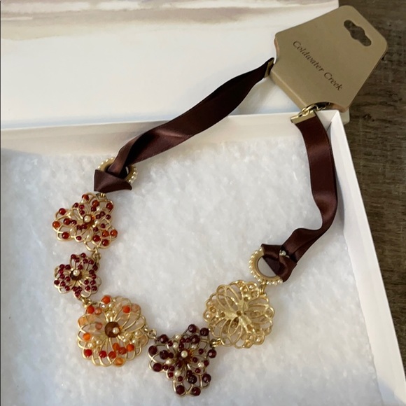 Flower bib necklace - Picture 8 of 11